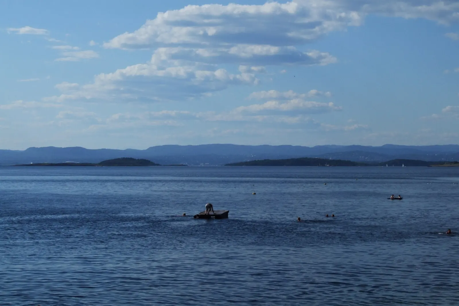 Oslofjorden sedd från en strand i Oslo