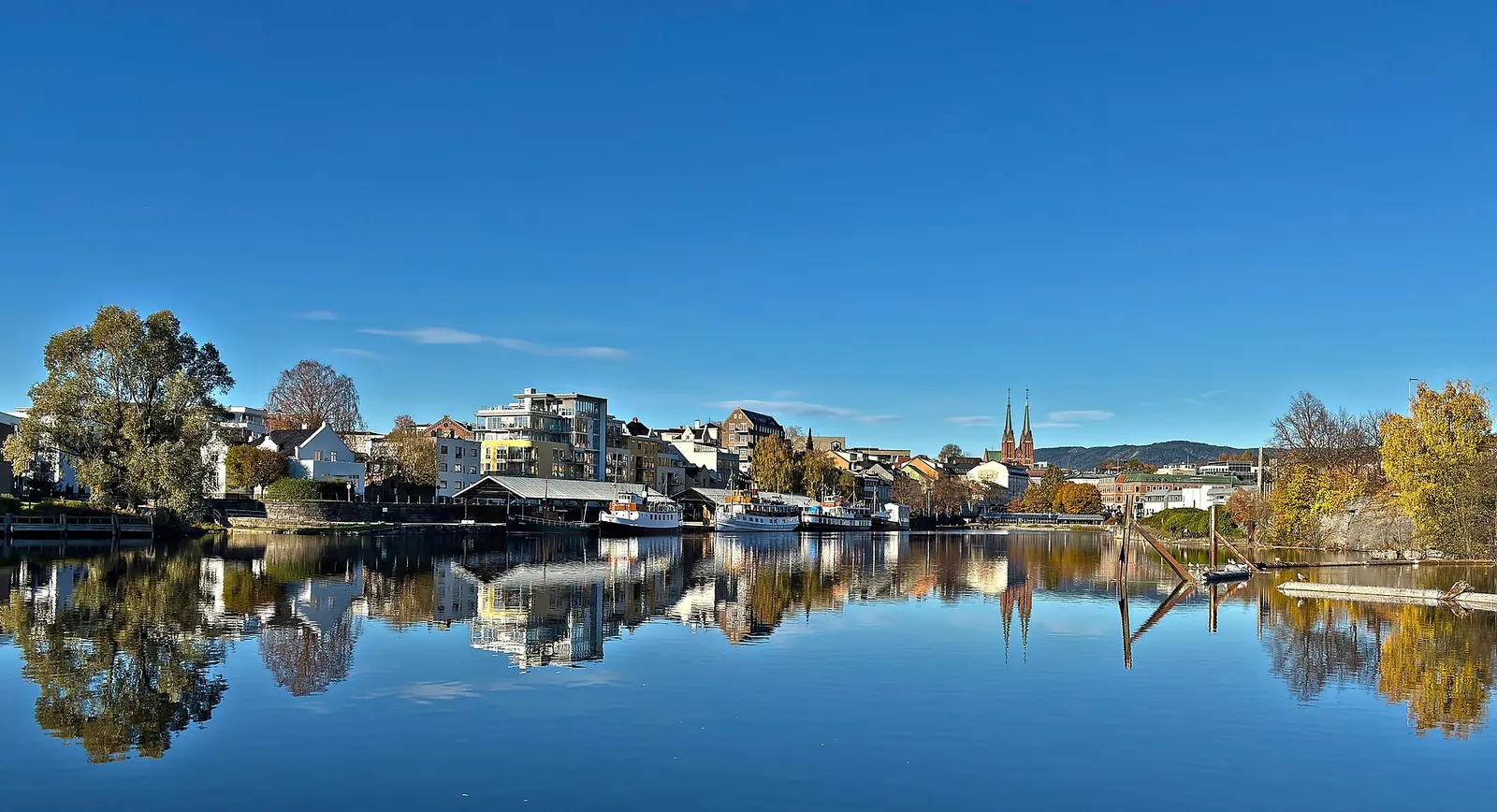 Hjellevannet och Skien kyrka vid Telemarkskanalens början