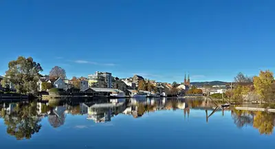 Hjellevannet och Skien kyrka vid Telemarkskanalens början