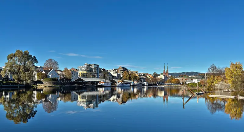 Hjellevannet och Skien kyrka vid Telemarkskanalens början