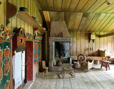 Interiör i ett historiskt trähus på Maihaugen i Lillehammer