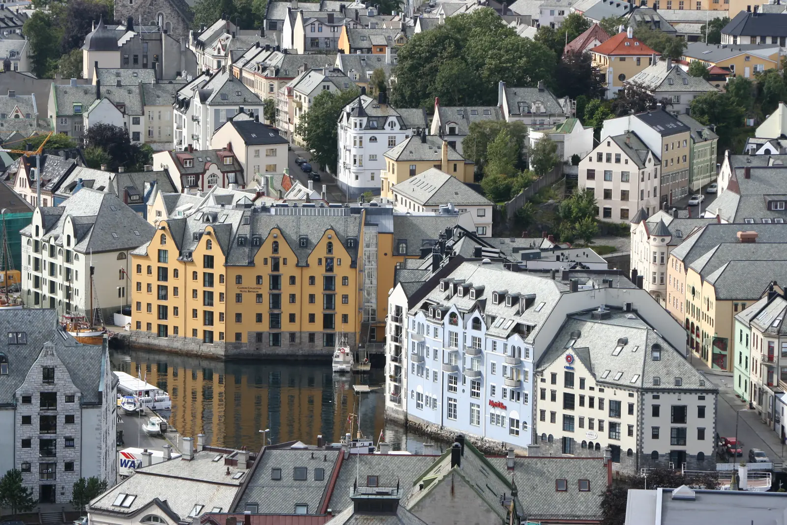Brosundet och jugendhusen i Ålesund, sedda uppifrån