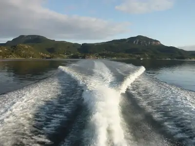Båtens kölvatten vid Ombo i Ryfylke