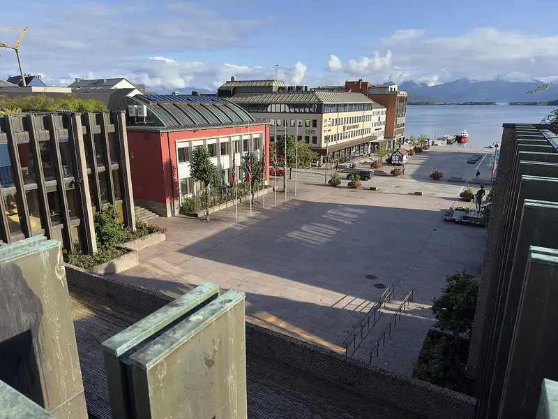 Molde med stadshuset, hamnfronten och Romsdalsfjällen