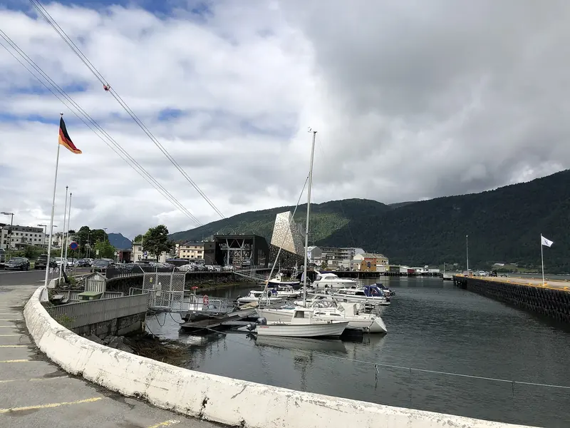Småbåtshamn och Romsdalsgondolen i bakgrunden vid Åndalsnes