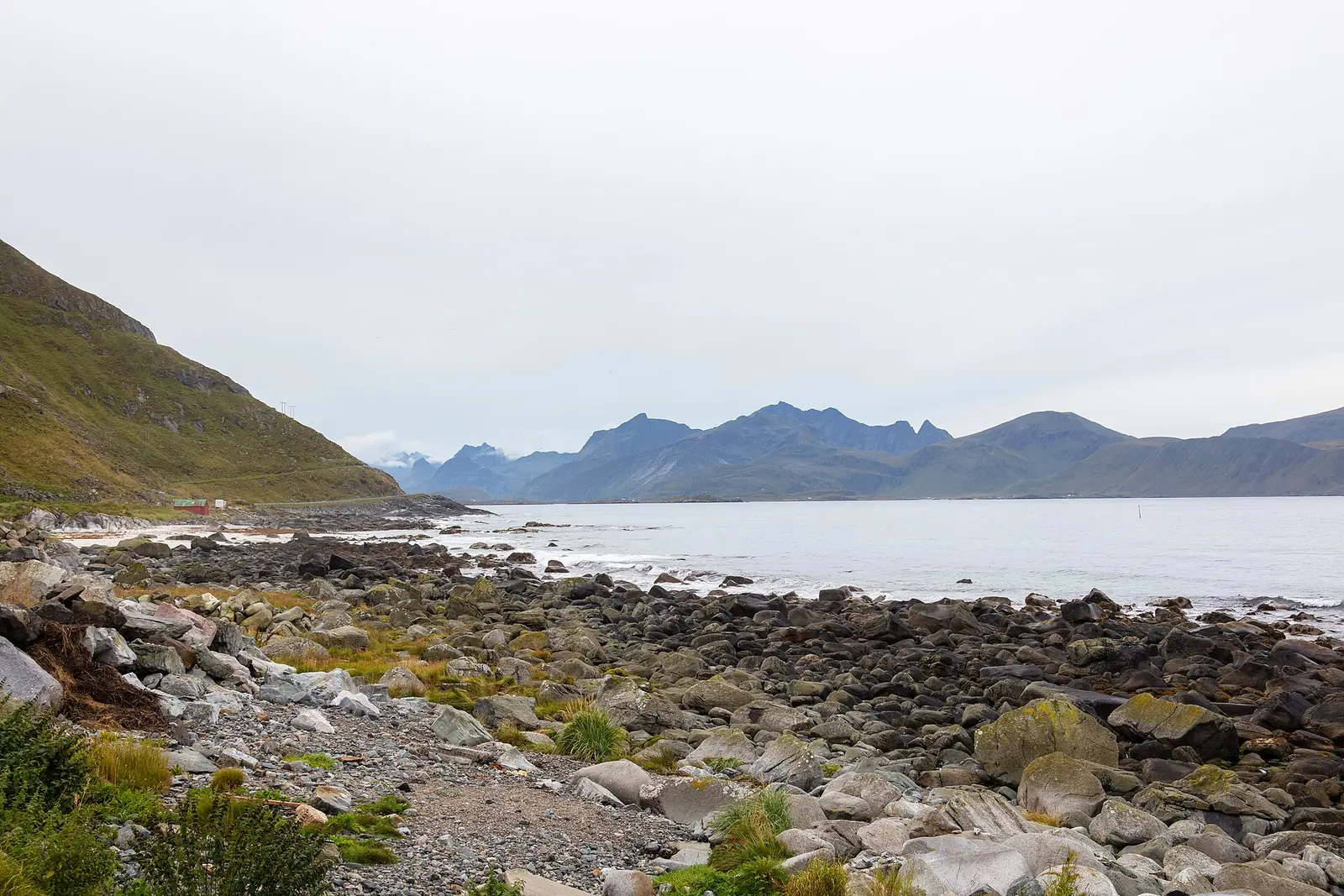 Kusten vid Napp i Lofoten i Nordnorge