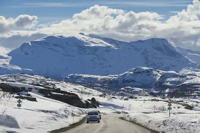 E10 och fjället Tøtta i Narvik