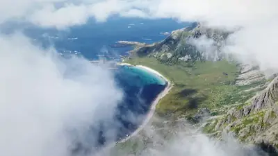 Fjäll, hav och en avskild strand vid Tunstad i Øksnes i Vesterålen