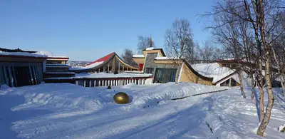 Juhls Silvergallerys byggnader i Kautokeino under vintern