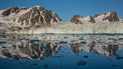 Kvällssol över Fair Haven och glaciärlandskap på Svalbard