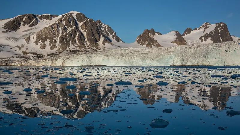 Kvällssol över Fair Haven och glaciärlandskap på Svalbard