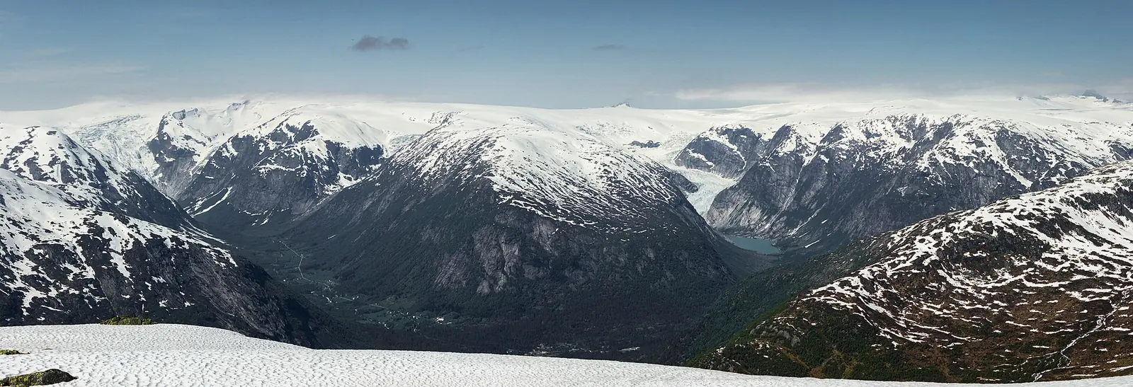Östra Jostedalsbreen med Nigardsbreen i en av dalarna