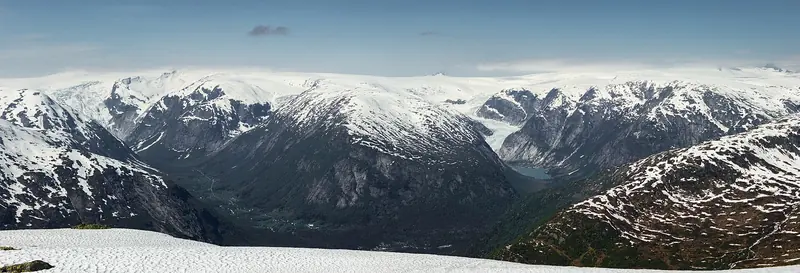 Östra Jostedalsbreen med Nigardsbreen i en av dalarna