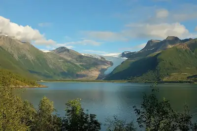 Engabreen, en glaciärarm av Svartisen, sedd från väg17