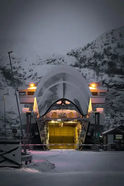 Bilfärjan mellan Moskenes och Bodø i vinterljus