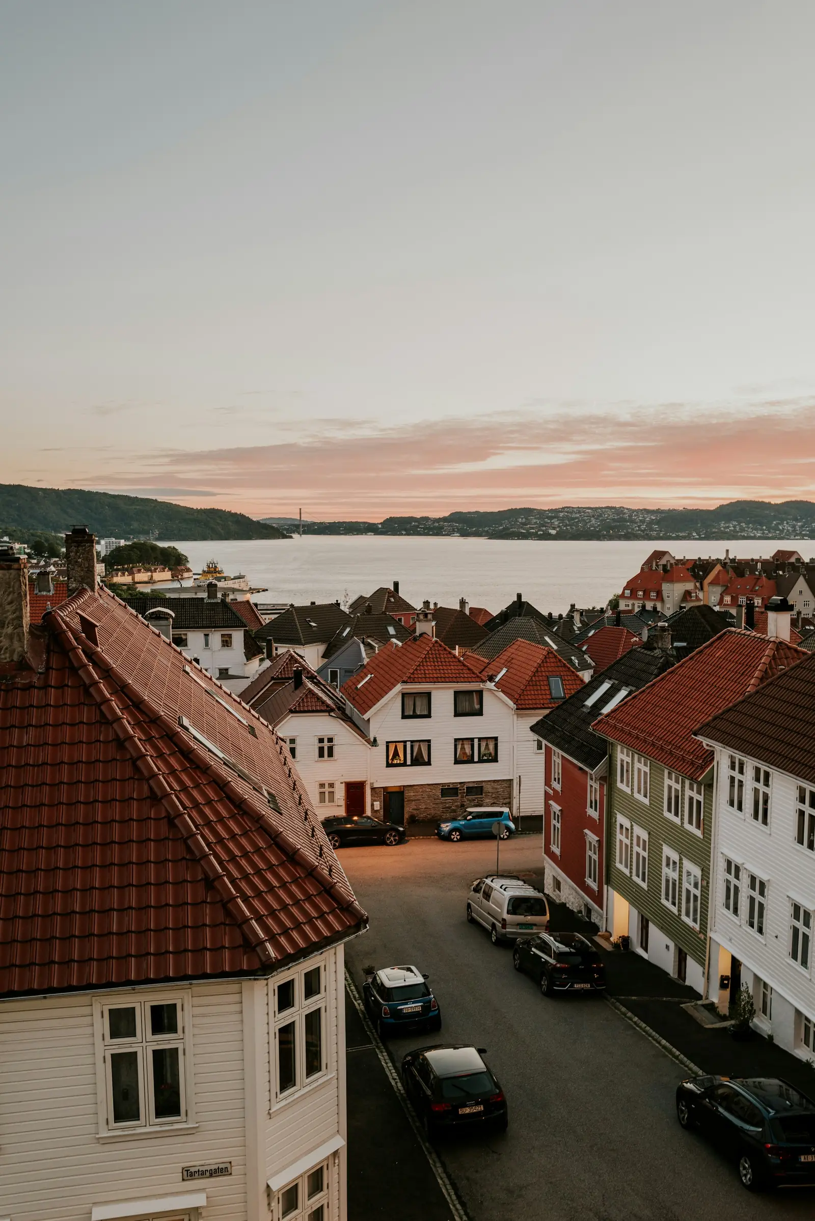 Parkerade bilar och bostadshus i Bergen