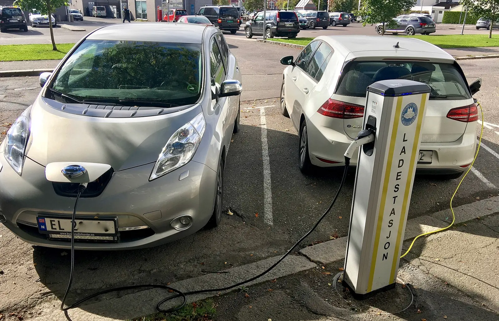 Elbilar laddar vid en laddstation i Tønsberg