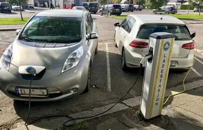 Elbilar laddar vid en laddstation i Tønsberg