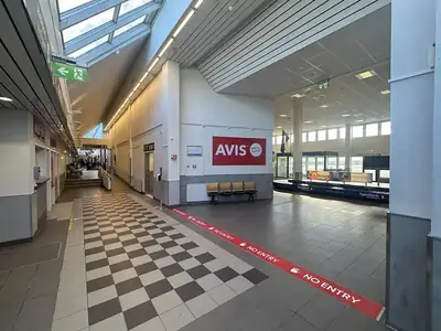 Biluthyrning i ankomsthallen på Kristiansunds flygplats Kvernberget
