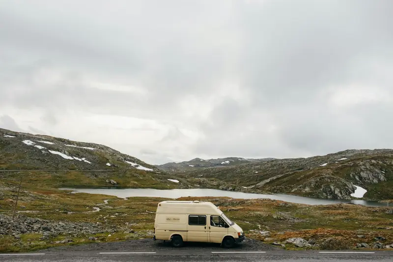 En campervan i norskt fjällandskap