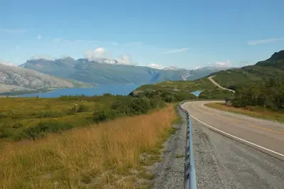Utsikt över fjorden Sjona från fylkesväg 17 vid Sjonfjellet
