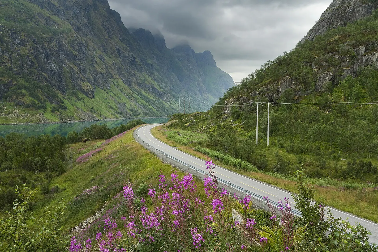 E10 vid Ingelsfjorden på vägen mot Lofoten