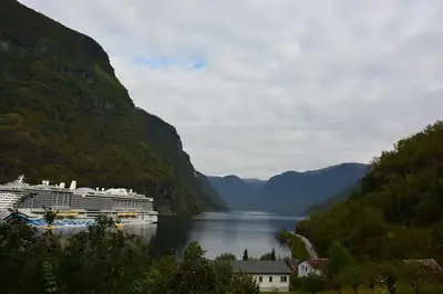 Aurlandsfjorden sedd från Flåm på en rundresa i Fjordnorge