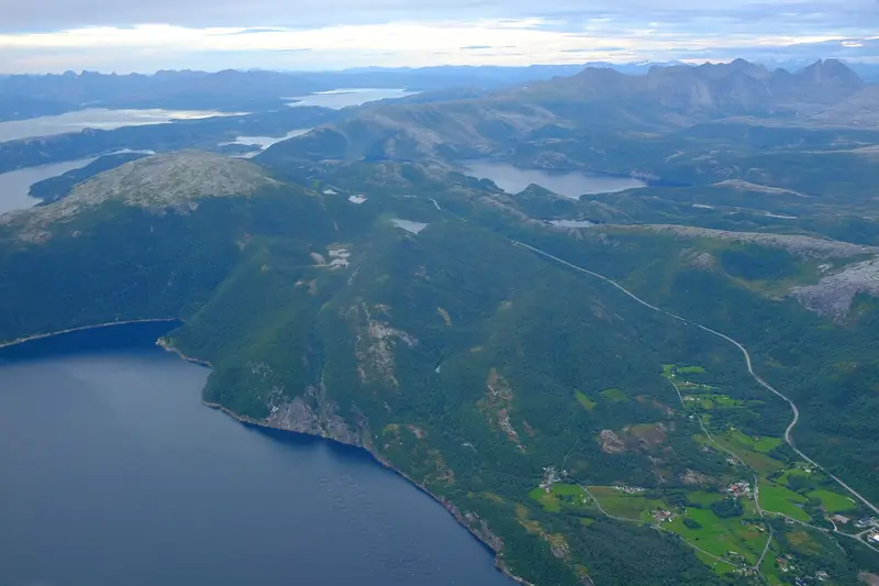 Fylkesväg 17 längs kusten på vägen mellan Steinkjer och Bodø