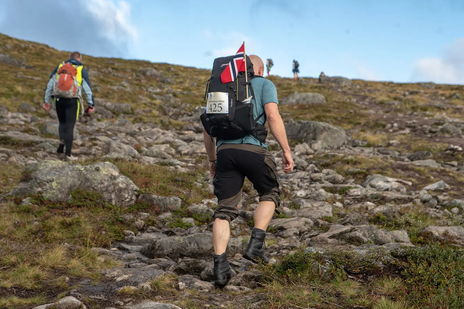 Vandrare på Romsdalseggen med fjällandskapet omkring sig