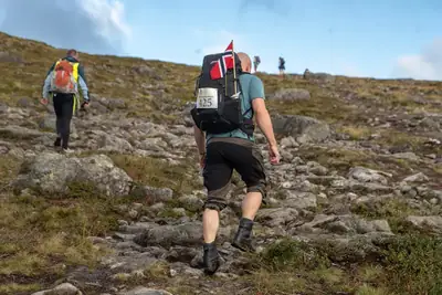 Vandrare på Romsdalseggen med fjällandskapet omkring sig