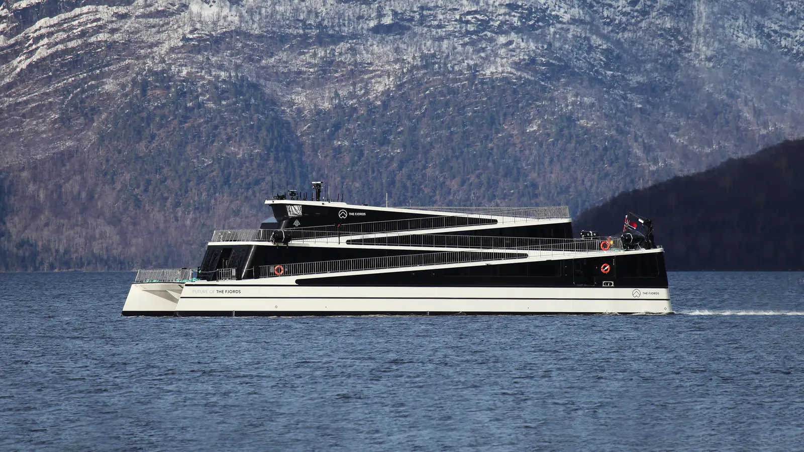 Passagerarkatamaranen Future of the Fjords på vattnet