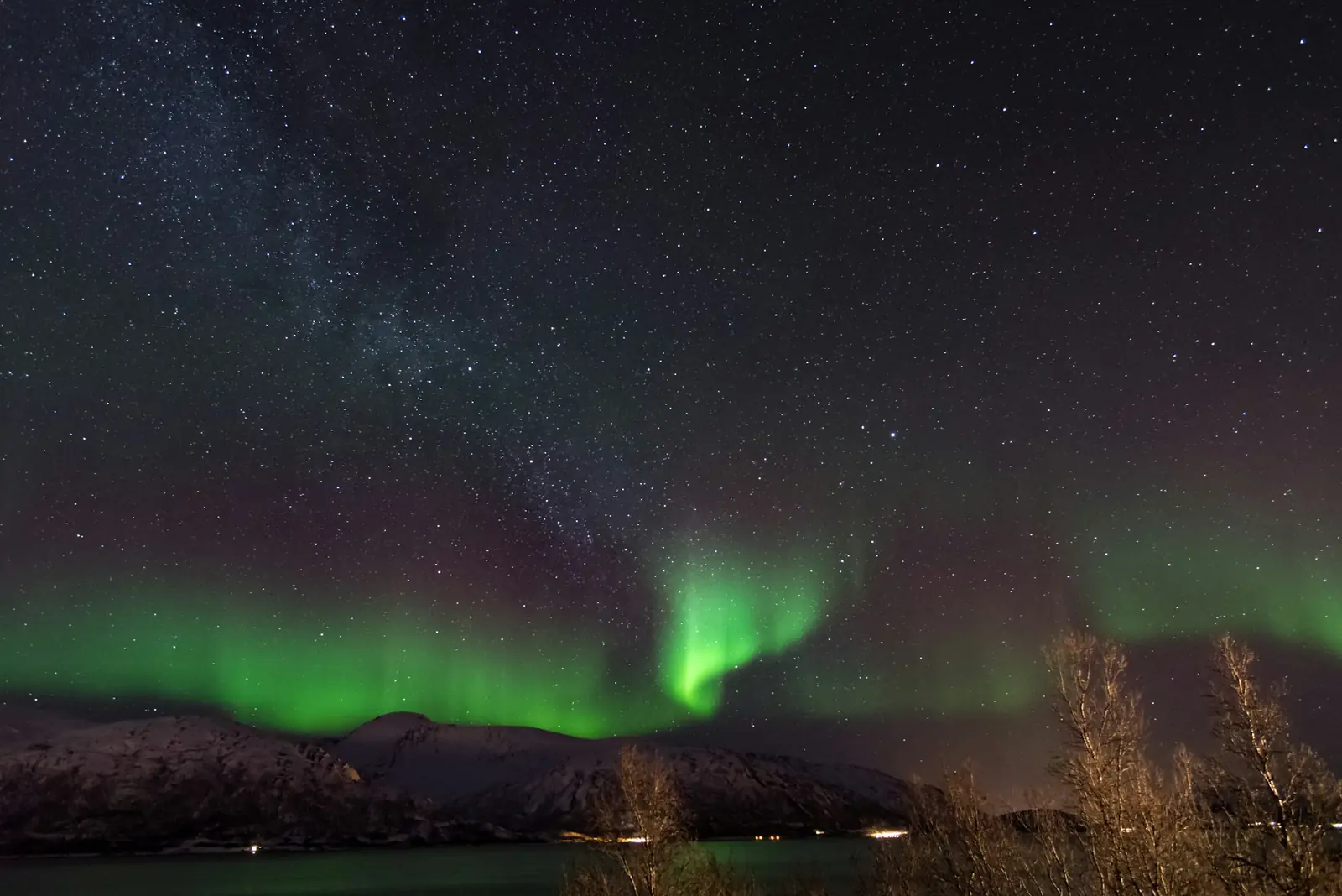 Norrsken och stjärnhimmel nära Tromsø