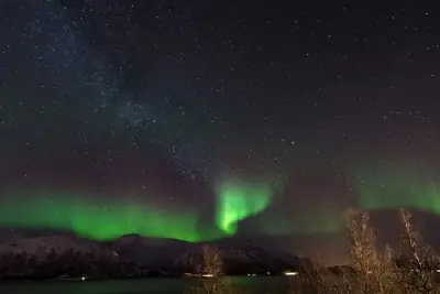 Norrsken och stjärnhimmel nära Tromsø