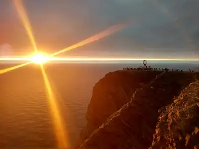 Midnattssolen över havet vid Nordkap