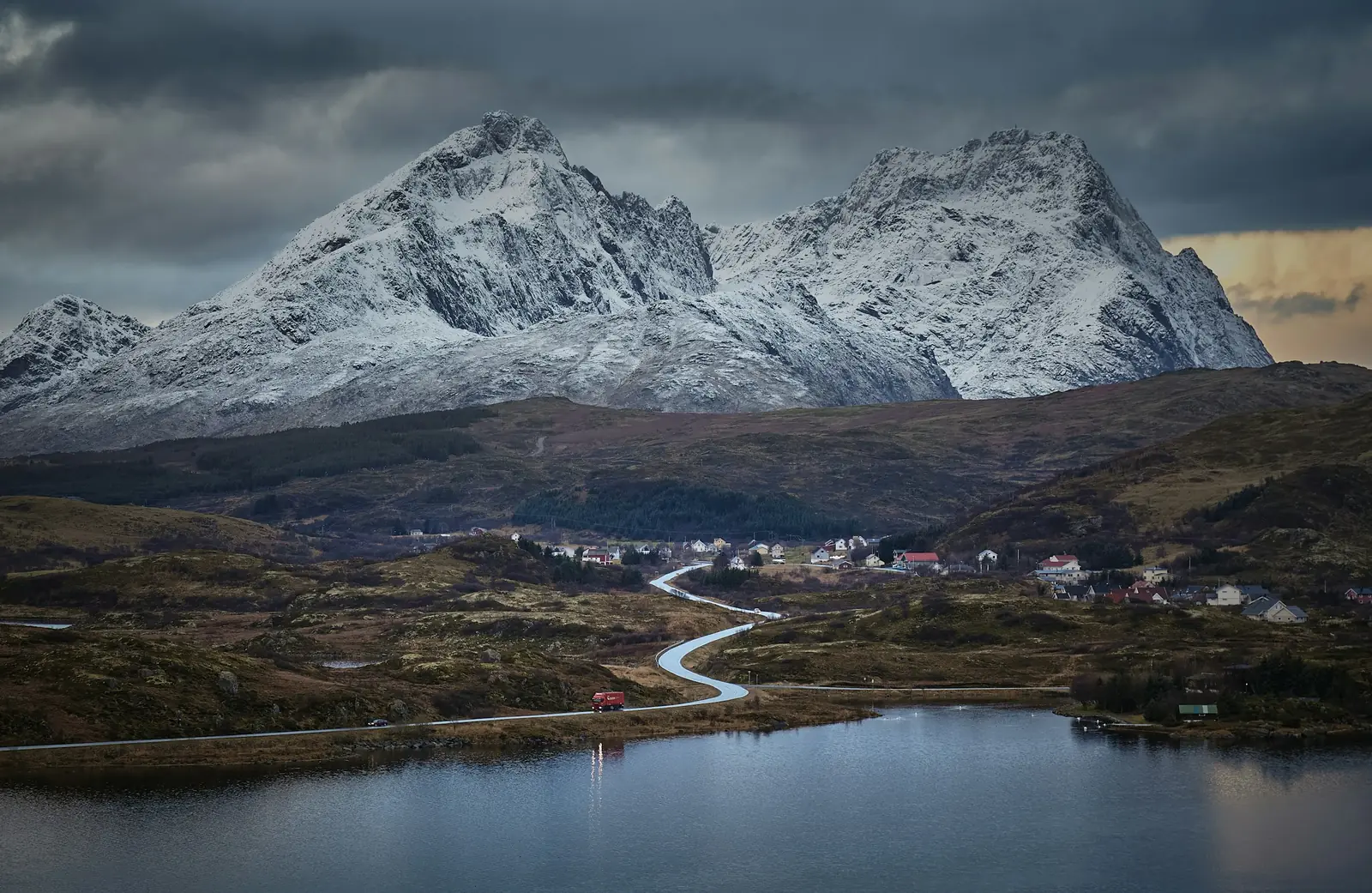 Fjäll, sjö och höstfärger i Lofoten