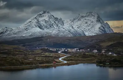 Fjäll, sjö och höstfärger i Lofoten