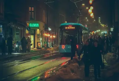 Spårvagn på en upplyst gata i Oslo