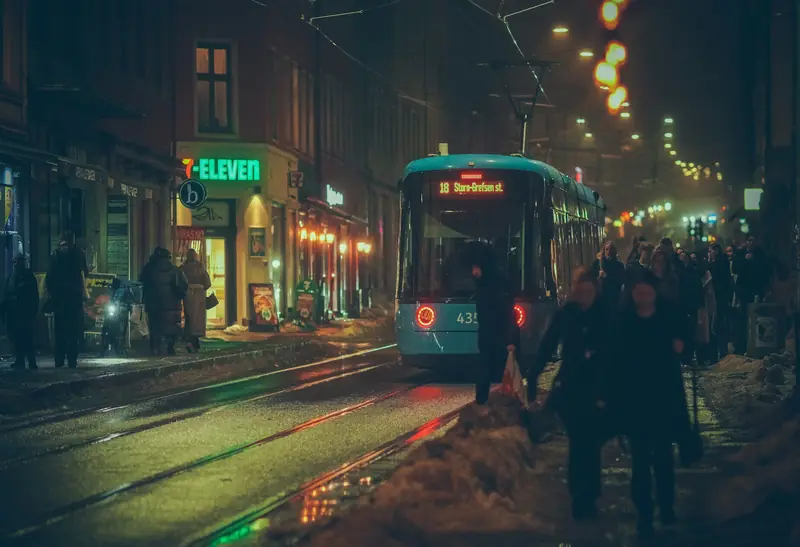 Spårvagn på en upplyst gata i Oslo