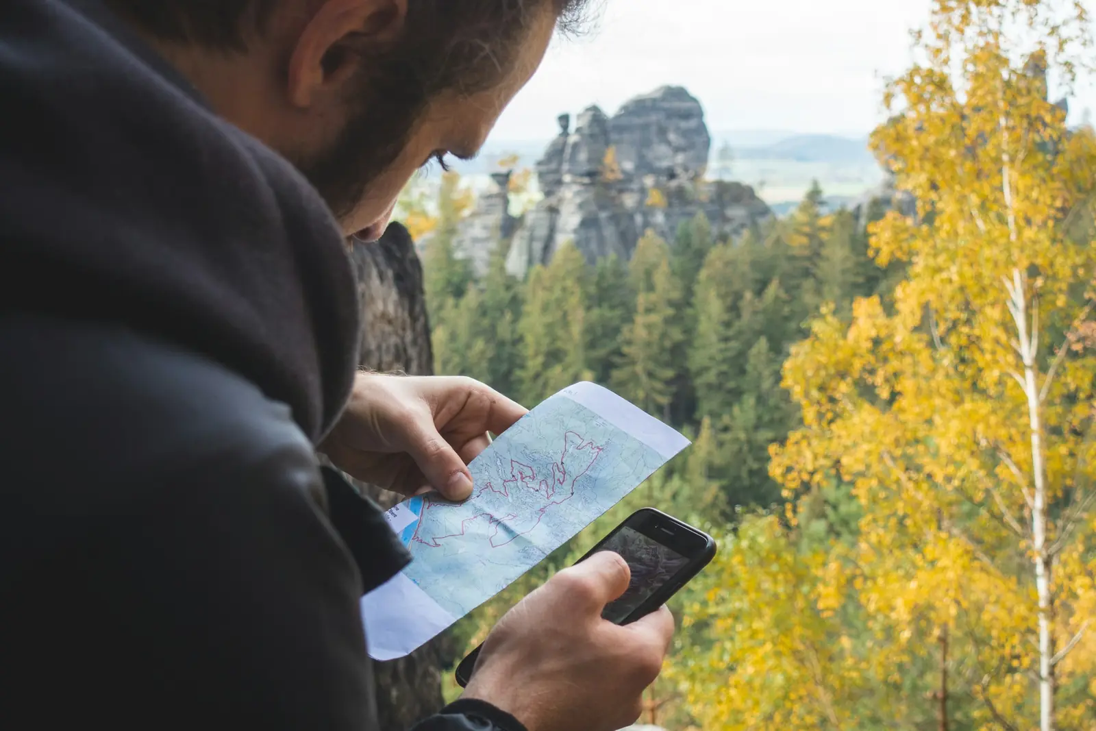 En ensam resenär med telefon som illustration till egen reseplanering