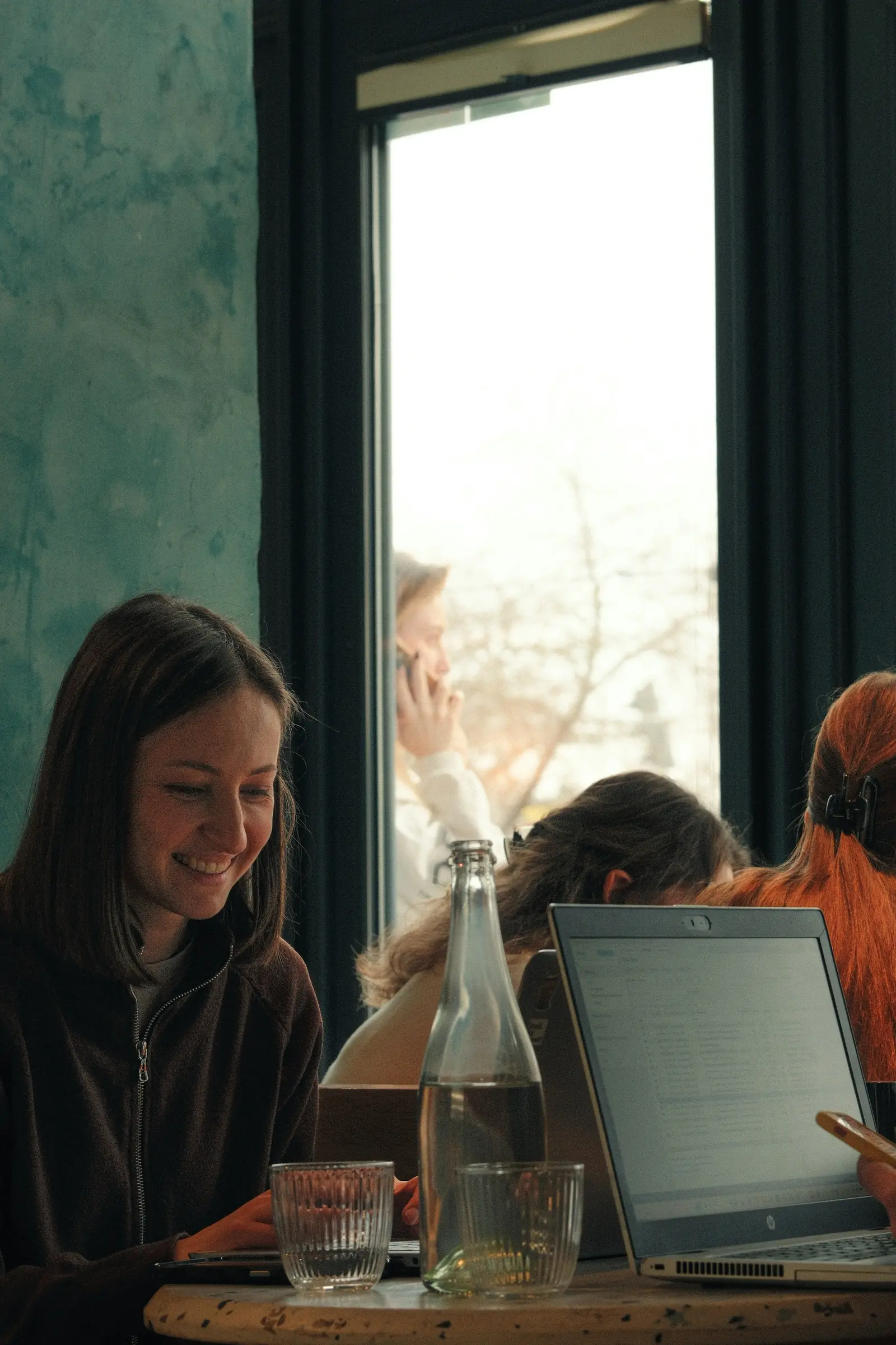 Studenter vid bärbara datorer som illustration till arbete och studier