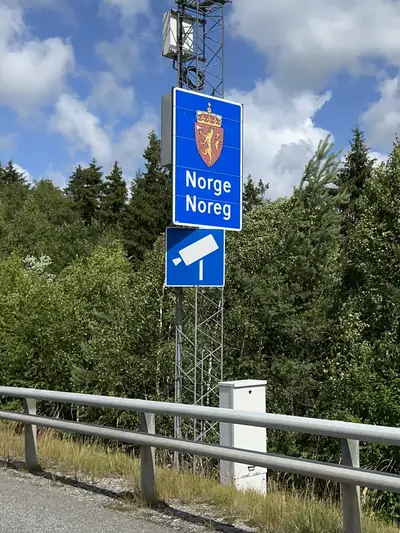 Norsk gränsskylt vid Svinesundsbron mellan Sverige och Norge