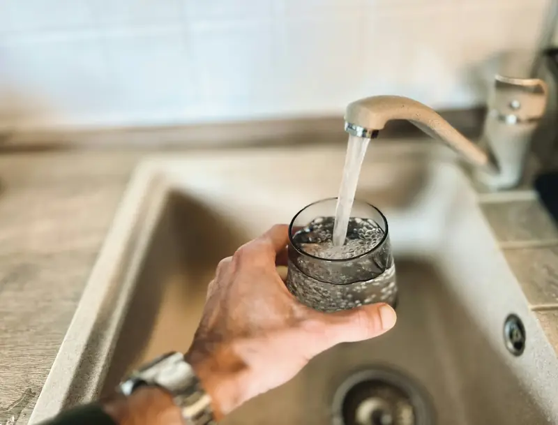 Ett glas dricksvatten som illustration till frågan om kranvatten