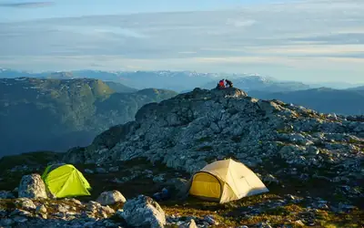 Två tält och friluftsliv vid Molden ovanför Hafslo i Norge