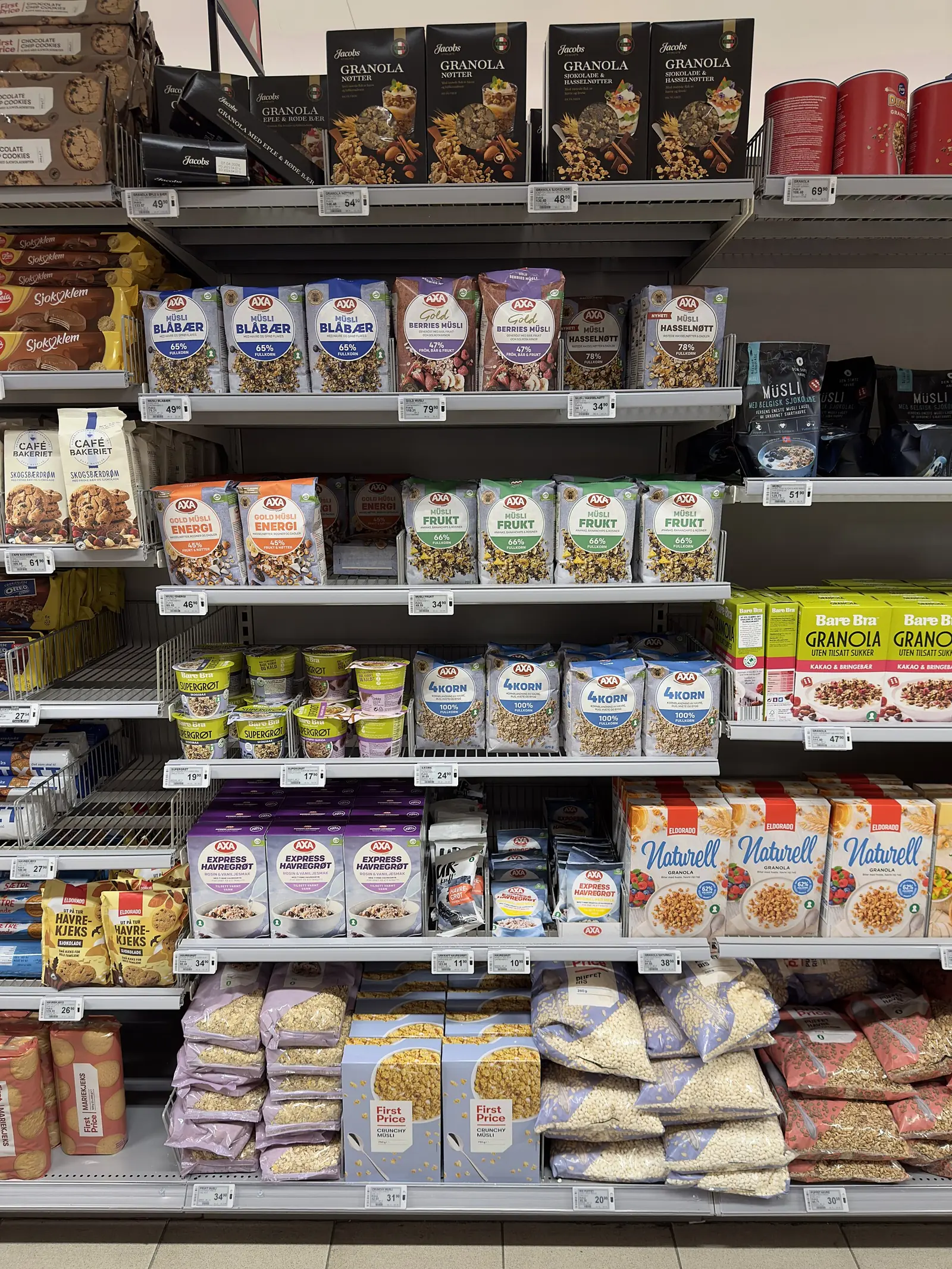 Matvaror på butikshyllor i Tjøme i Norge