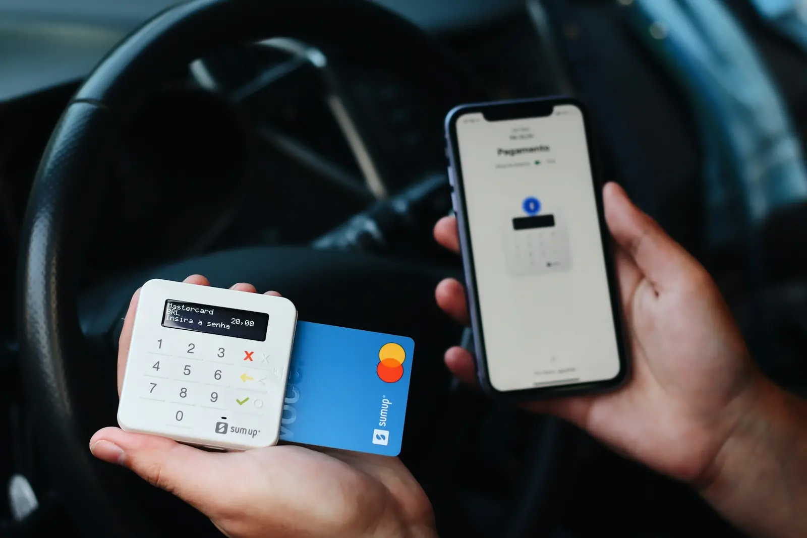Kort och betalterminal som illustration till betalningar på resa