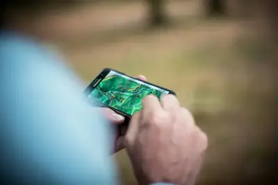 Mobiltelefon med karta i skogen som illustration till uppkoppling på resa