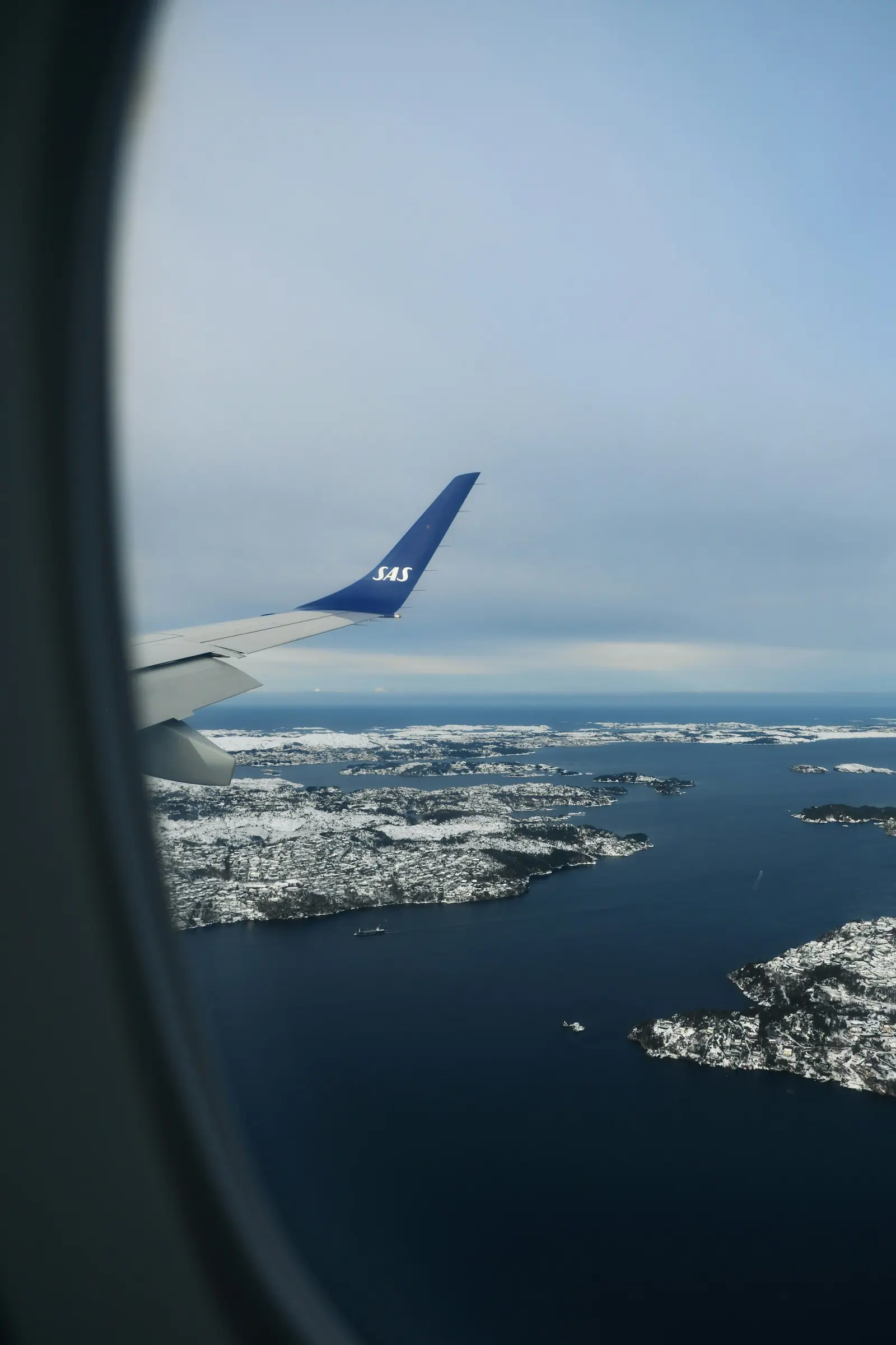 Utsikt från flygplansfönstret vid inflygning till Bergen