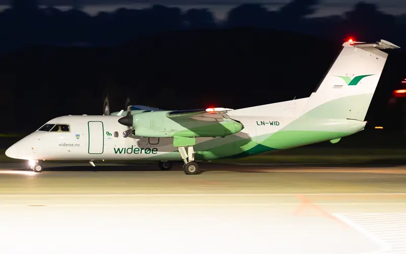 Ett regionalflygplan av typen Dash 8 från Widerøe