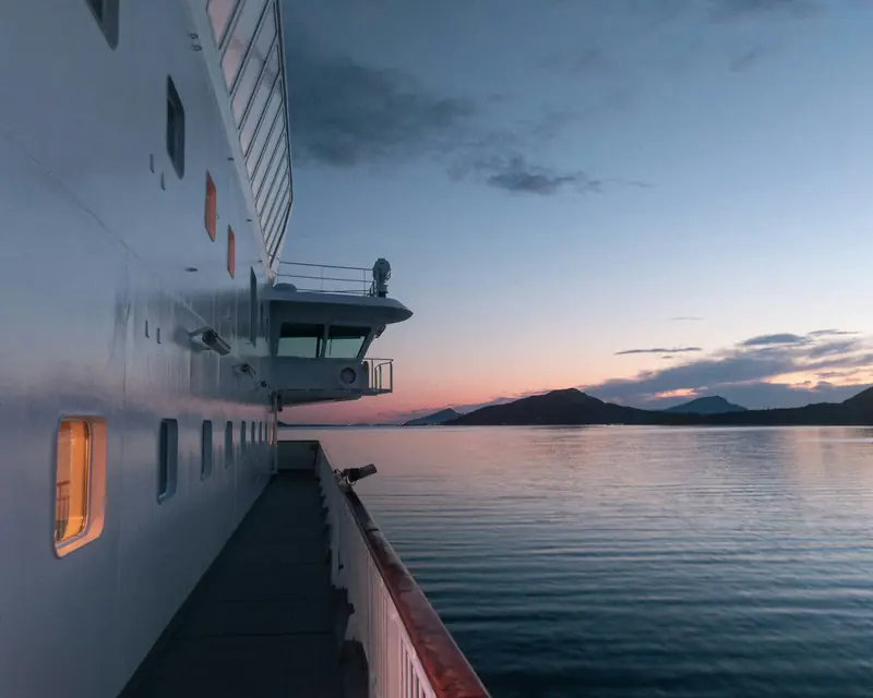Utsikt från däck på ett kustfartyg vid Norges kust
