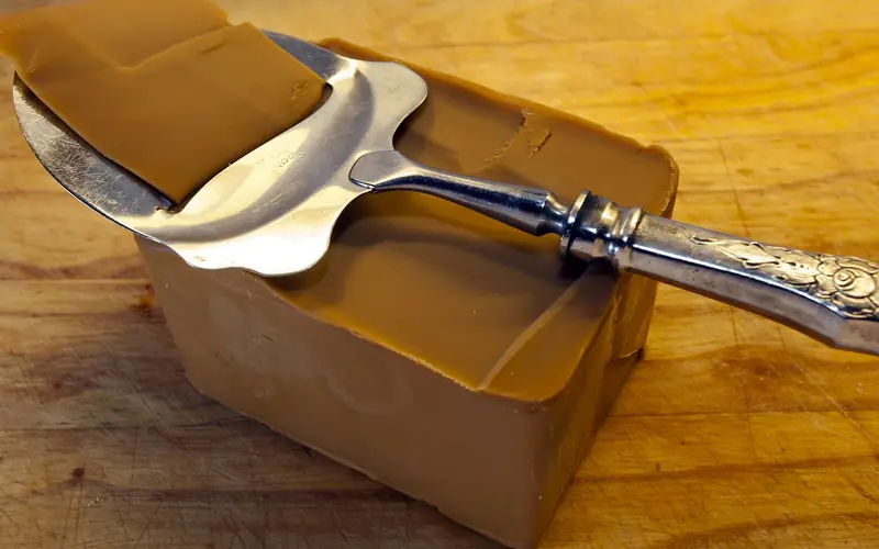 Norsk brunost och en osthyvel